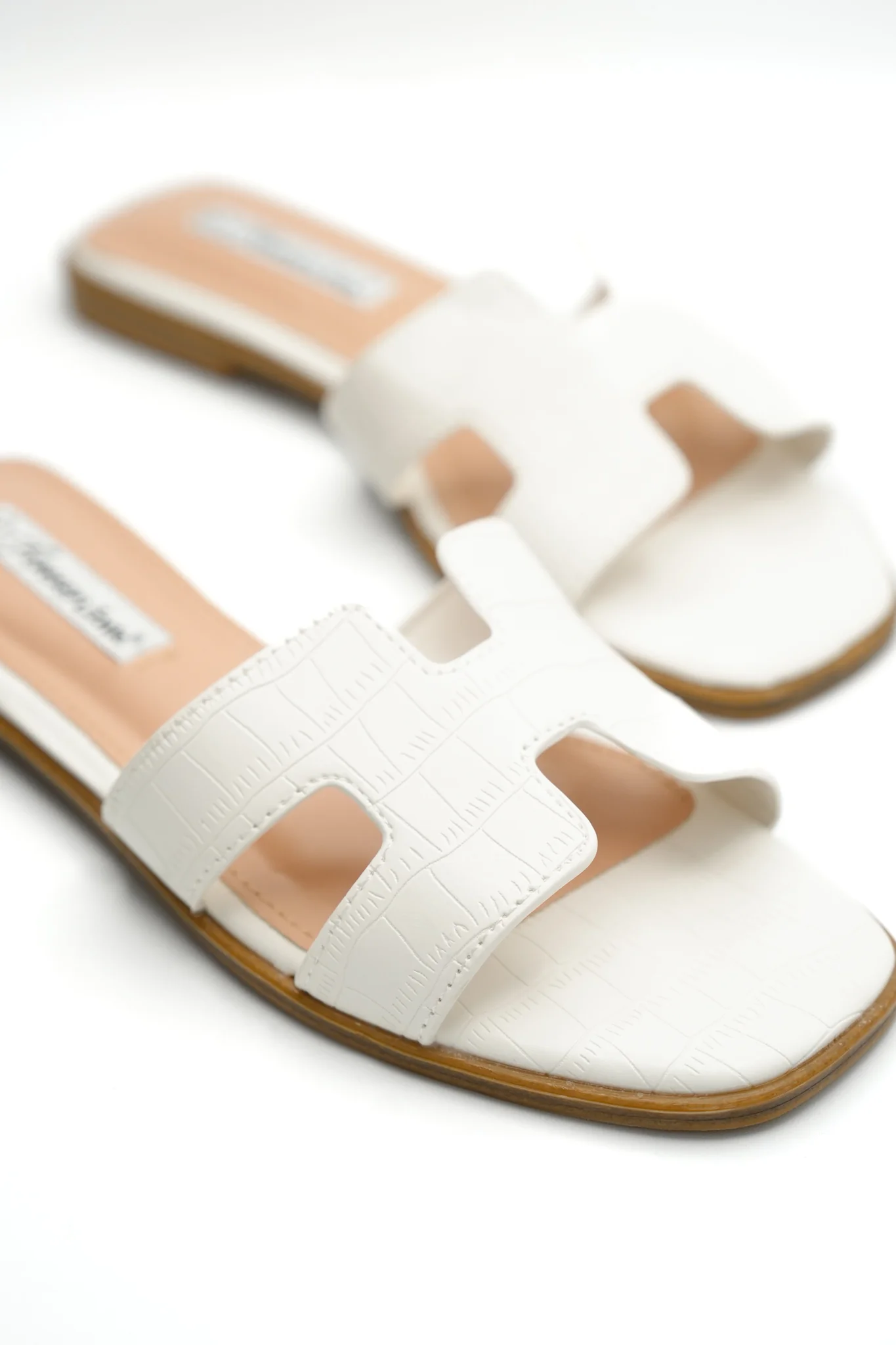 Embossed Crocodile Pattern Flat Slide - Image 5