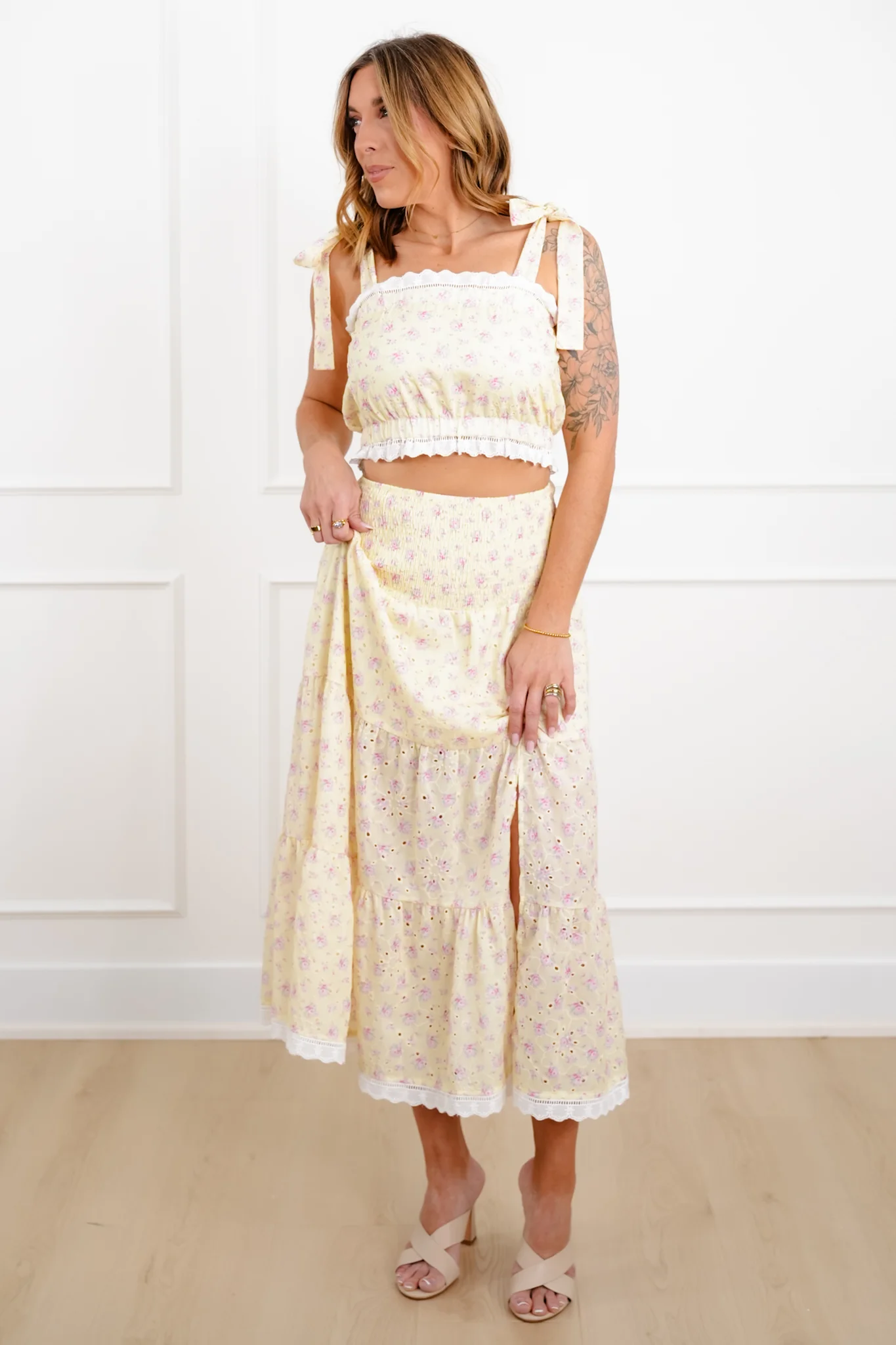 Floral Eyelet Sleeveless Cropped Top - Image 4