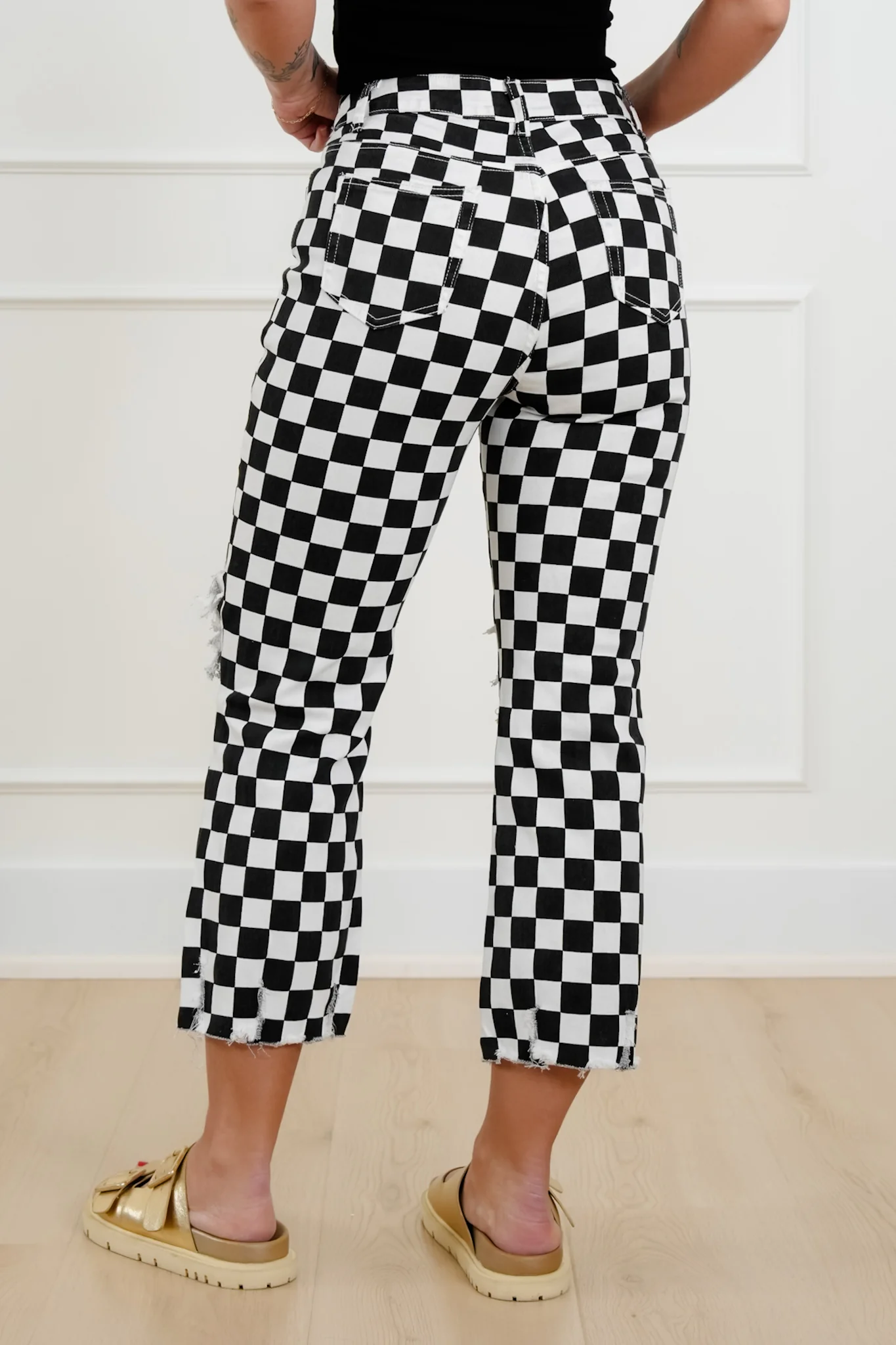 Plus/Reg Distressed Checkered Cropped Jeans - Image 4