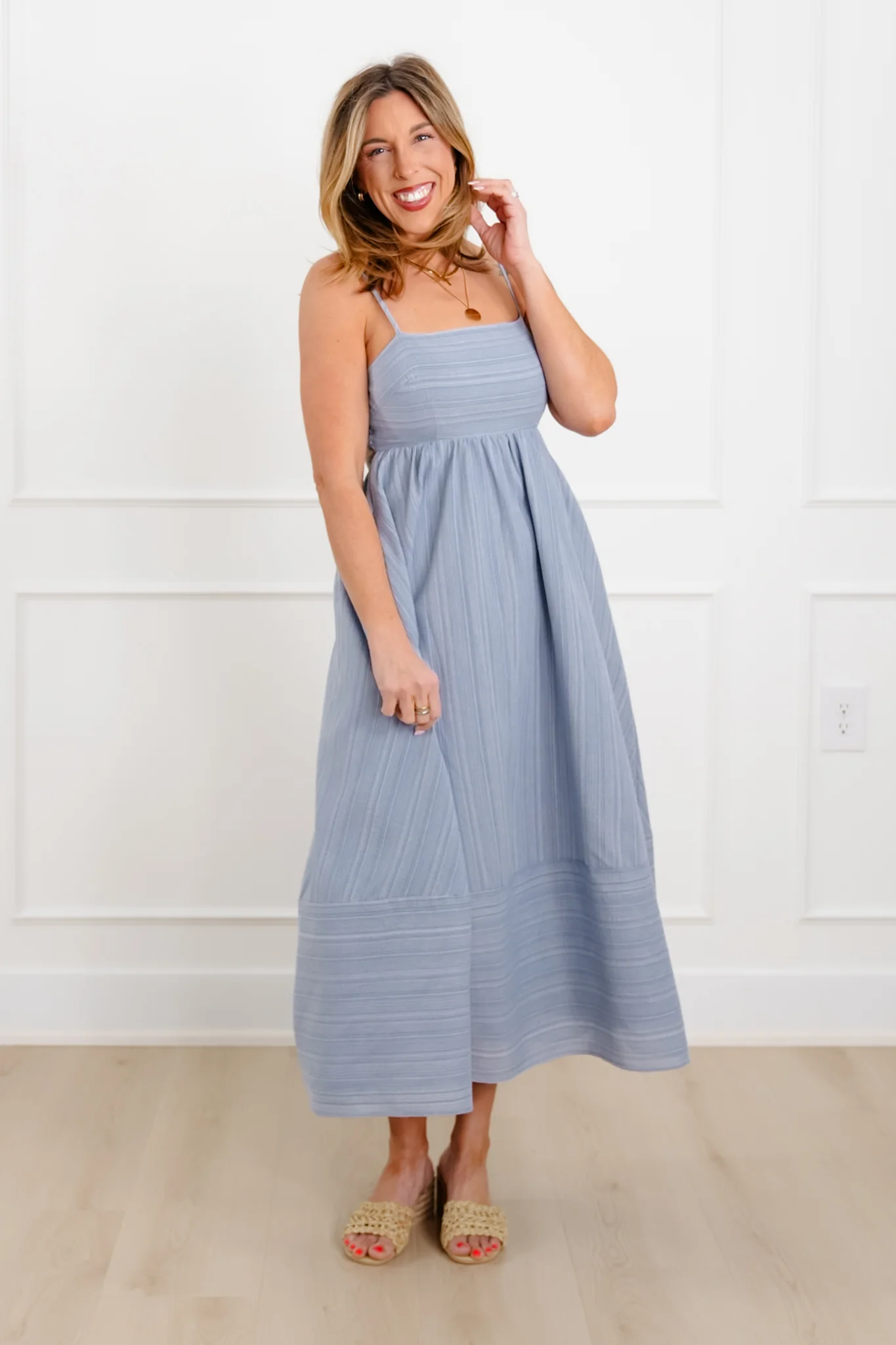 Plus/Reg Textured Sleeveless Open Back Maxi Dress - Image 4