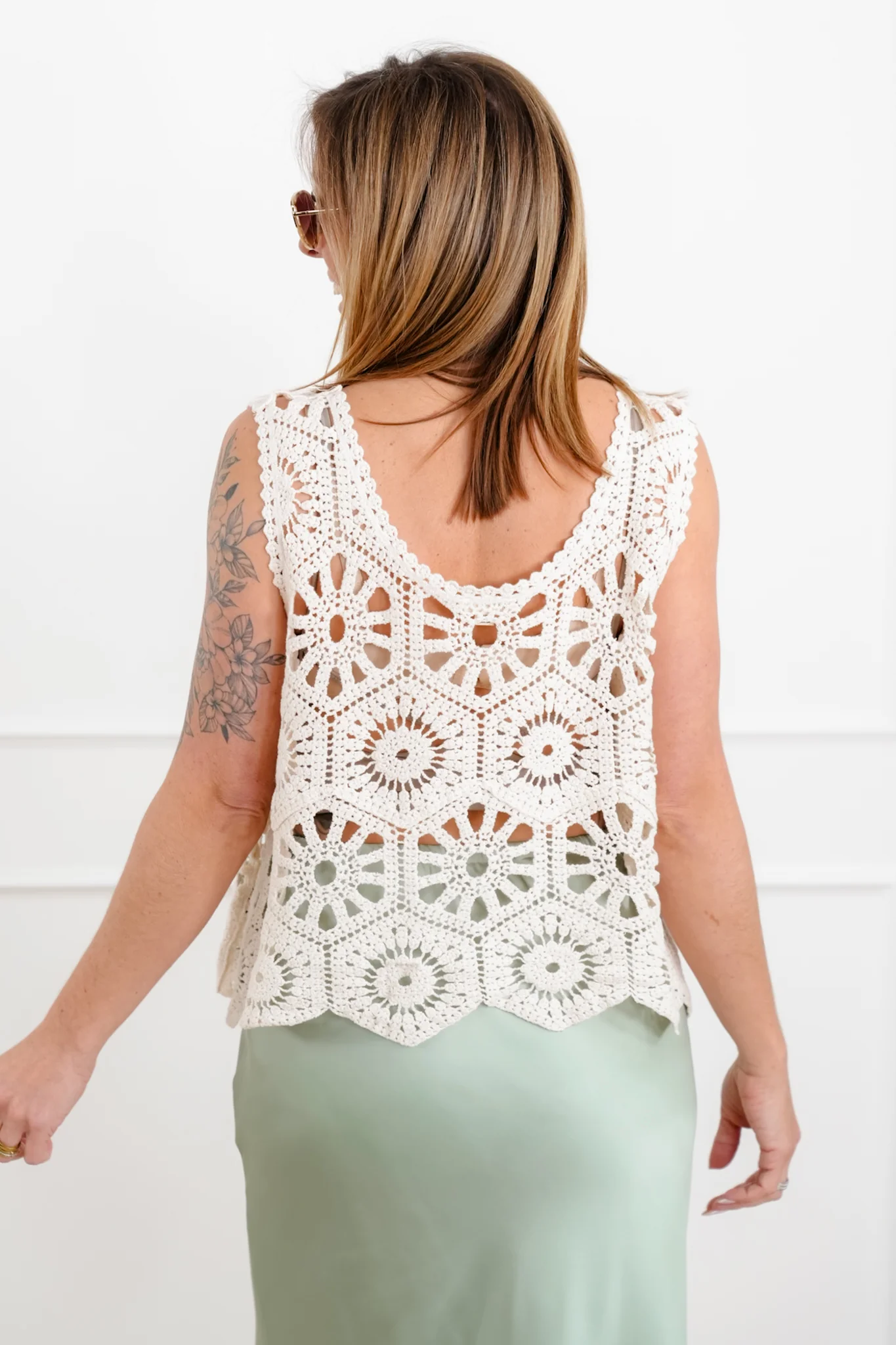 POL Crochet Sleeveless Top with Shell and Pearl Accent - Image 3