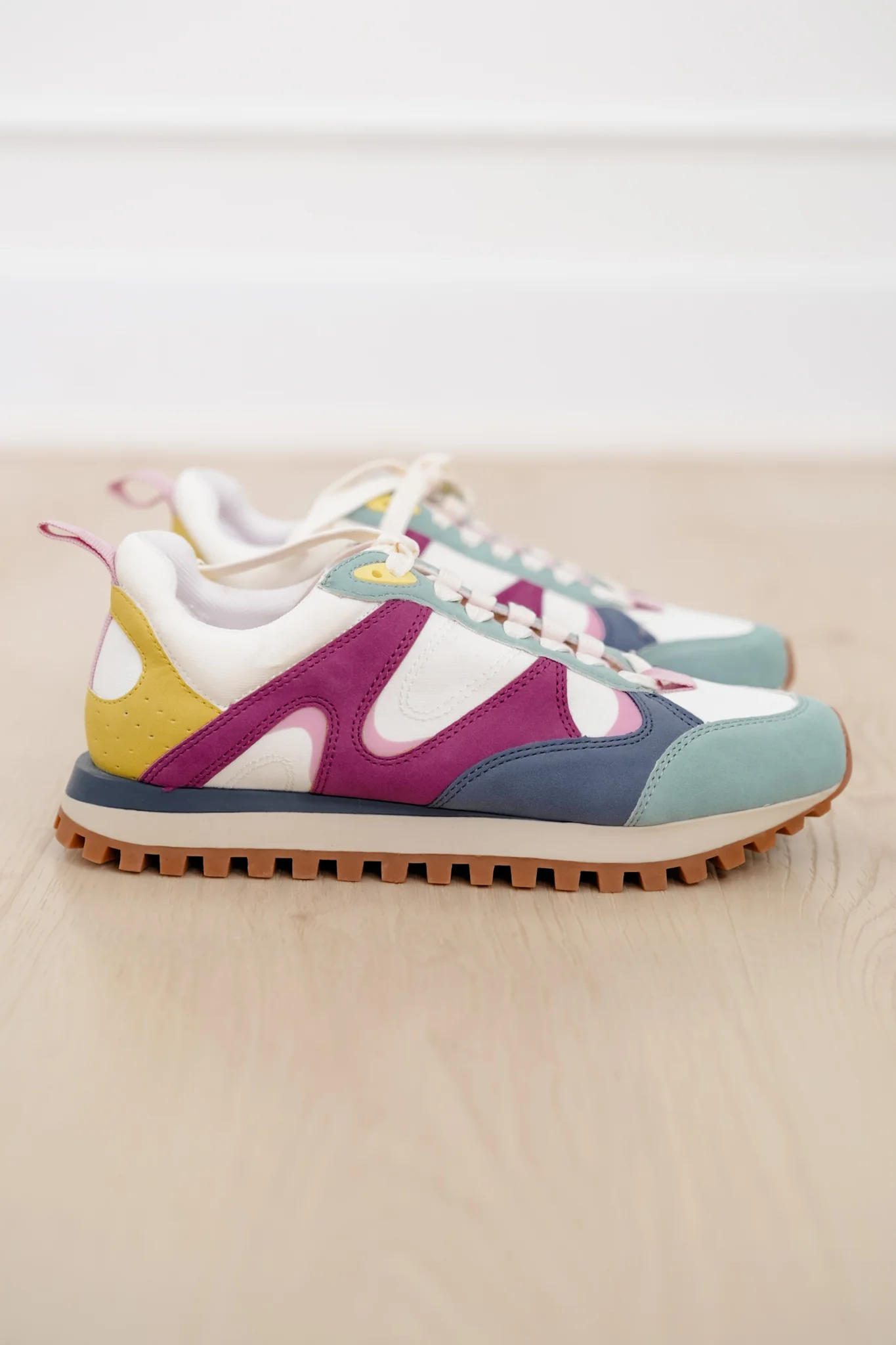 Retro Colorblock Sneakers with Vegan Suede Accents - Image 4
