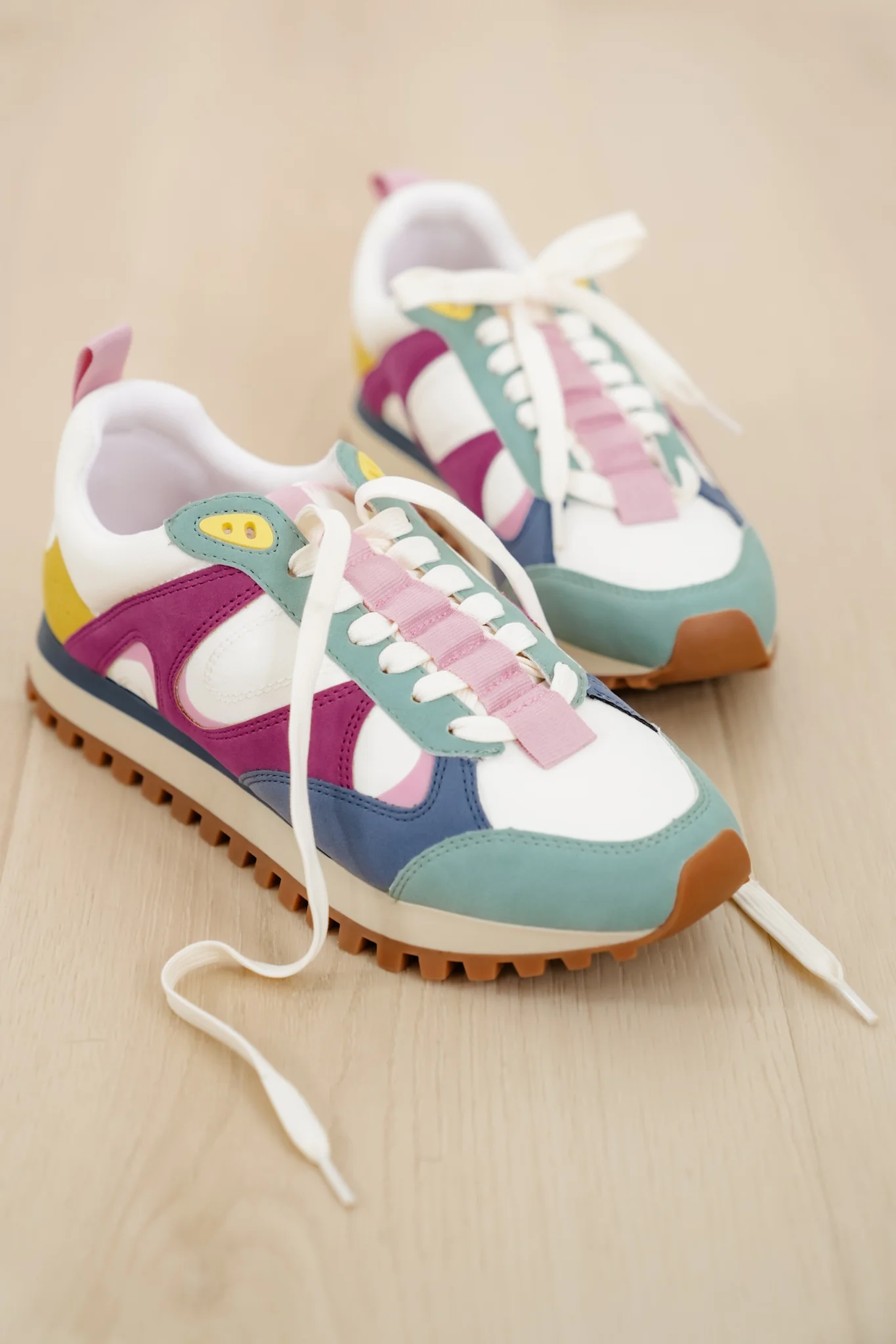 Retro Colorblock Sneakers with Vegan Suede Accents - Image 6