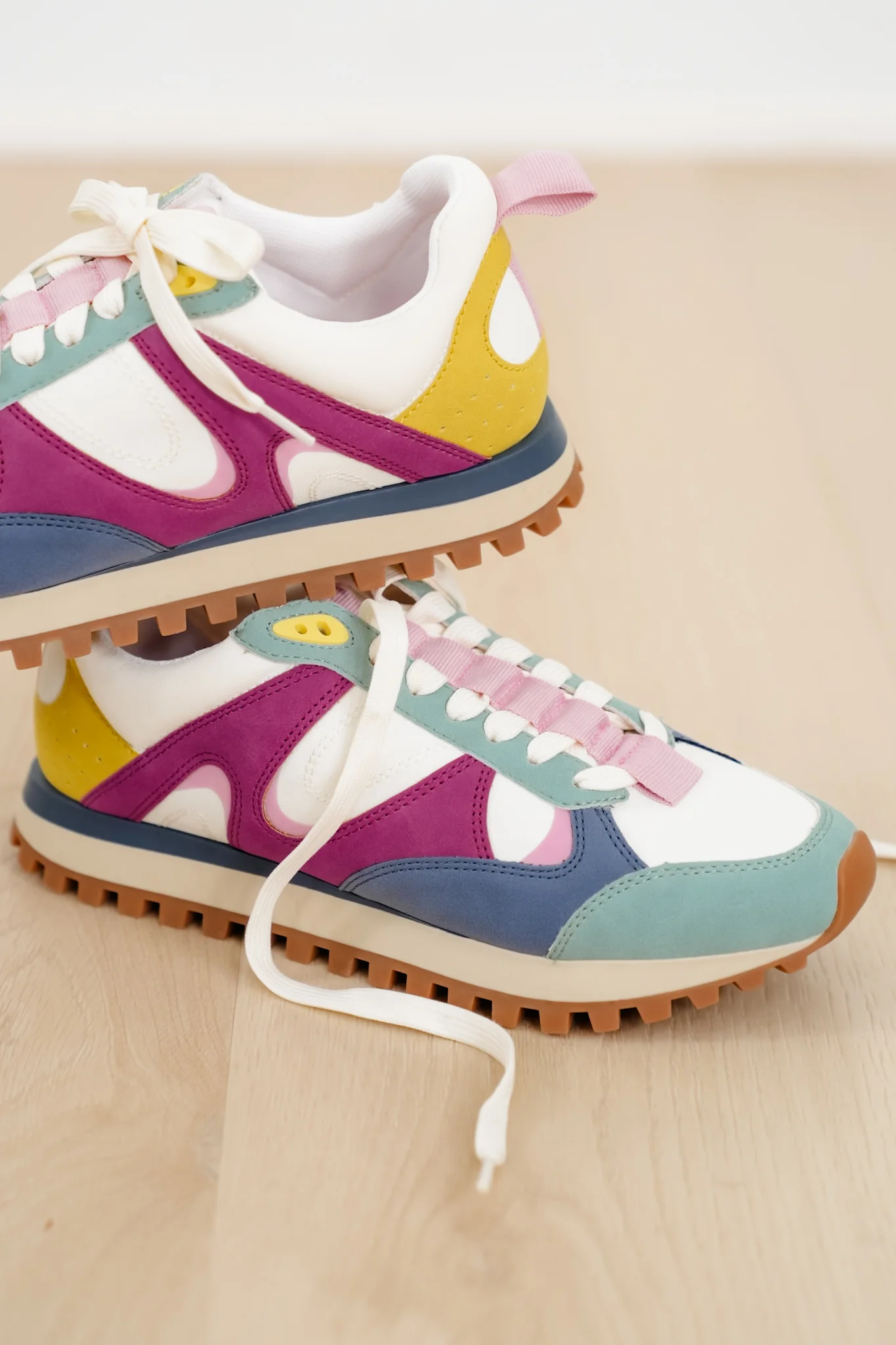 Retro Colorblock Sneakers with Vegan Suede Accents - Image 8