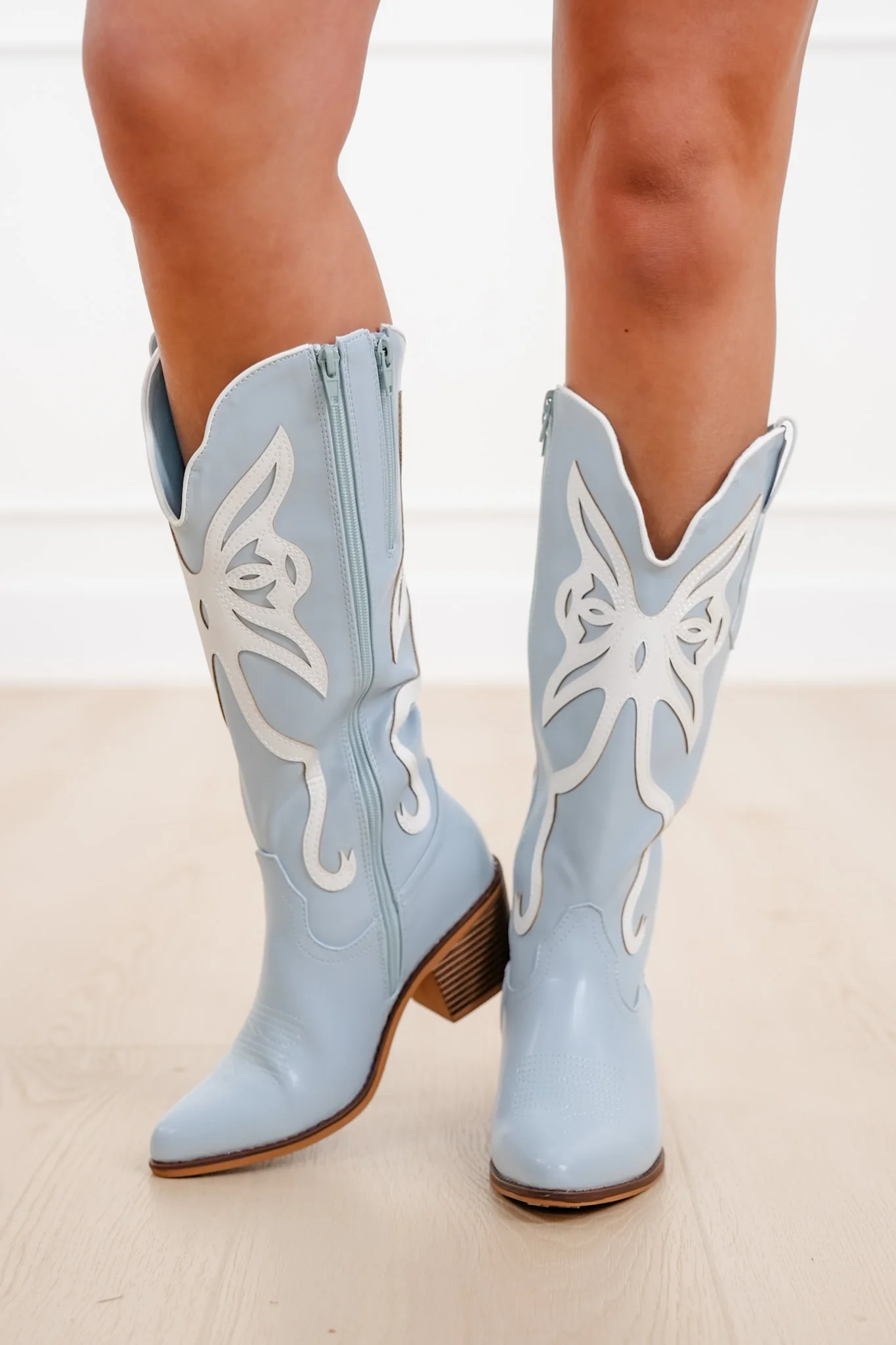 Retro Cowboy Boot with Contrast Embroidery - Image 4