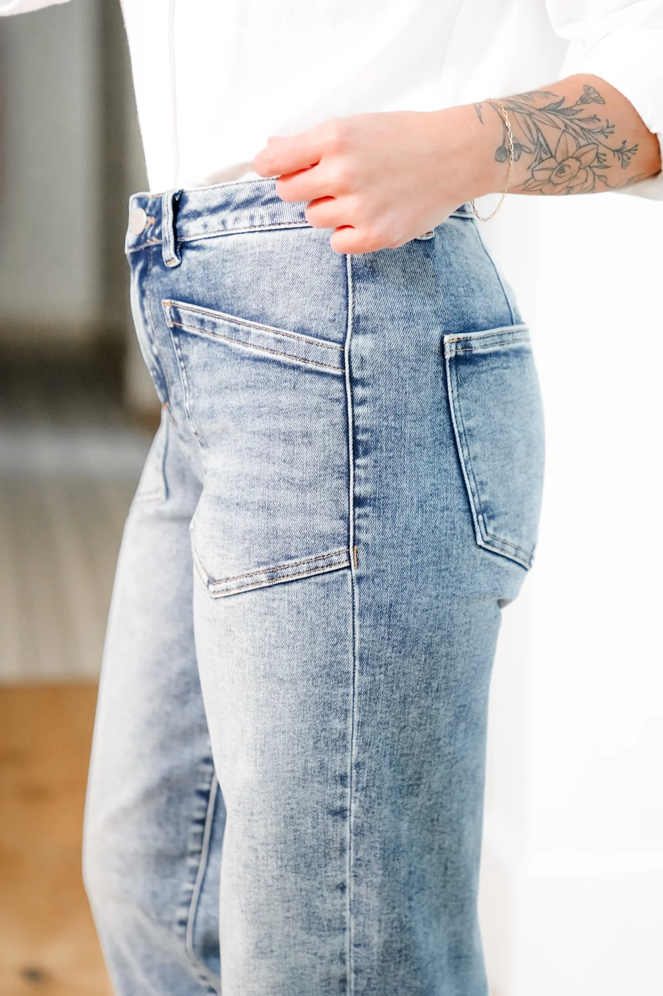 Risen Mid Rise Medium Wash Relaxed Fit Baggy Jeans with Patch Pockets - Image 5