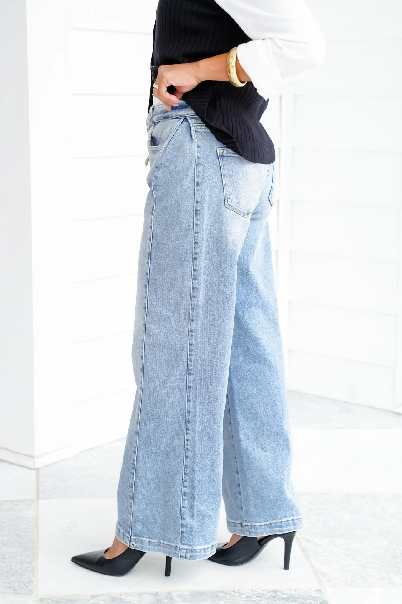 Risen Mid Rise Medium Wash Wide Leg Jeans with Leg Snap For Barrel Fit - Image 3