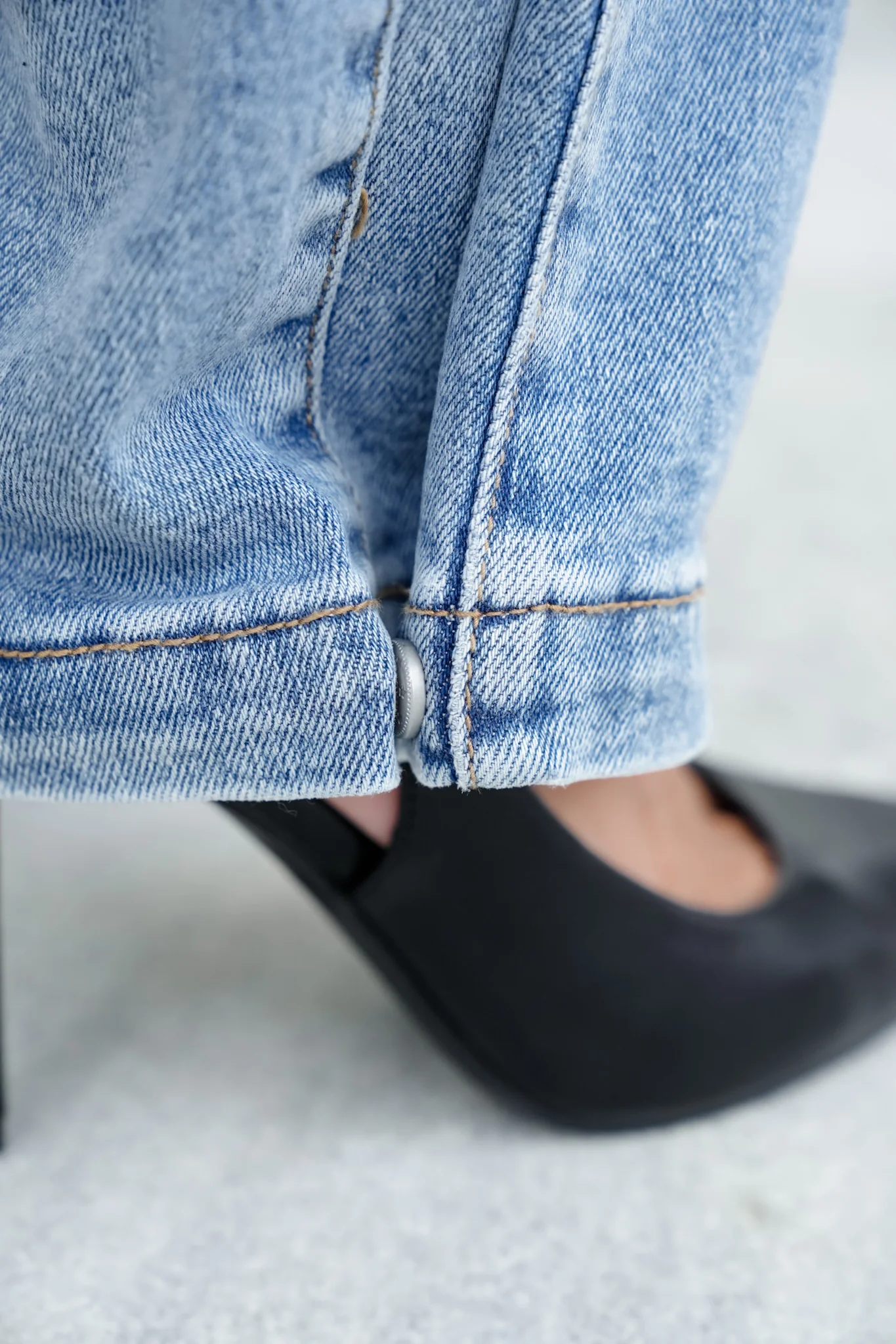 Risen Mid Rise Medium Wash Wide Leg Jeans with Leg Snap For Barrel Fit - Image 4