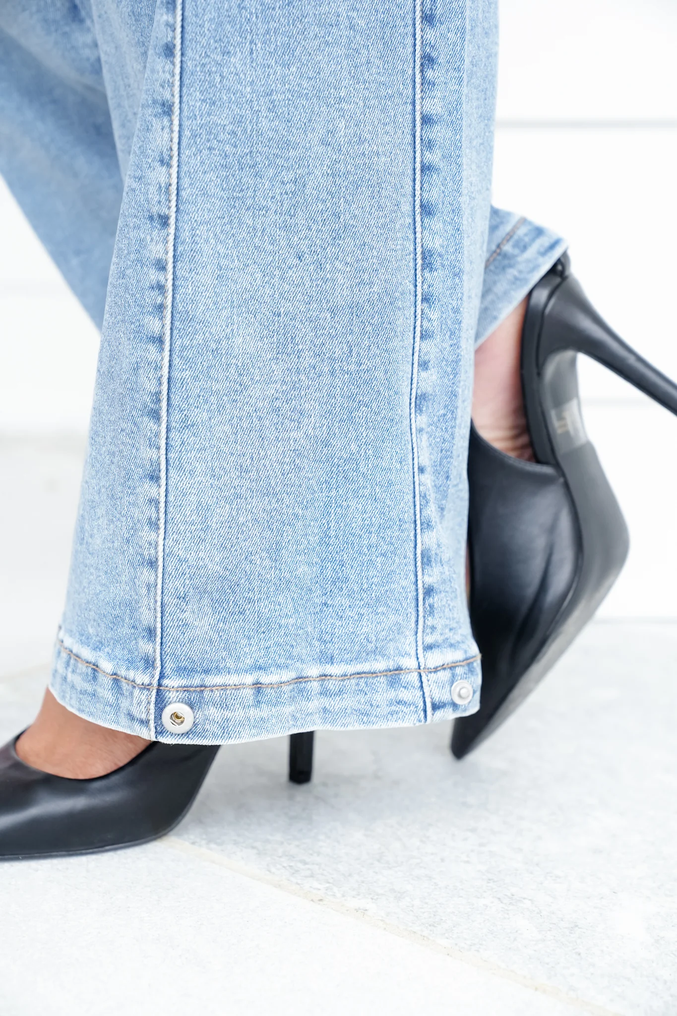 Risen Mid Rise Medium Wash Wide Leg Jeans with Leg Snap For Barrel Fit - Image 5