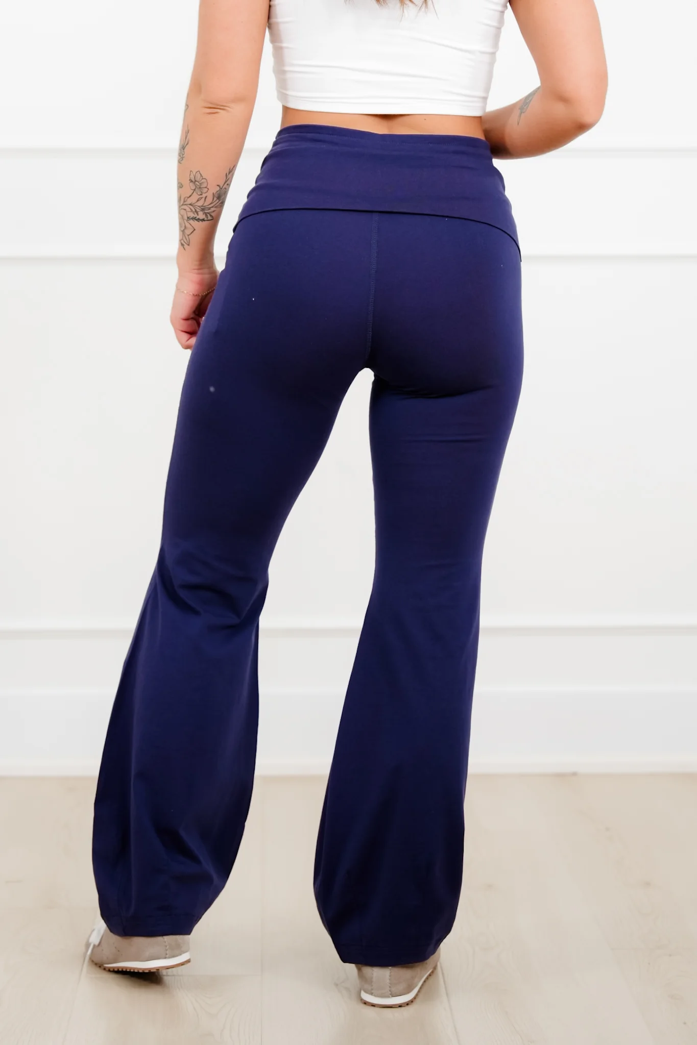 Solid Wide Waist Flared Yoga Pants - Image 11